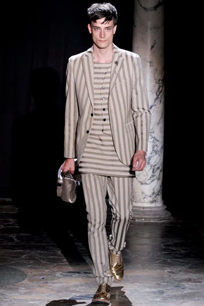 Look 10